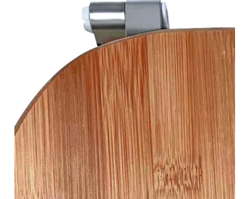 Vizualizare detaliată a unui tocător din bambus cu suspensie metalică