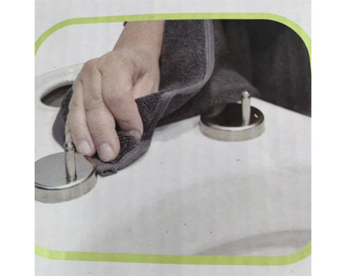 Curățarea unui capac de toaletă cu o cârpă