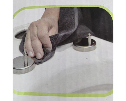 Curățarea unei balamale de capac de toaletă cu o cârpă