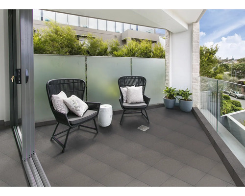 Balcon cu gresie, scaune, măsuță laterală și plante