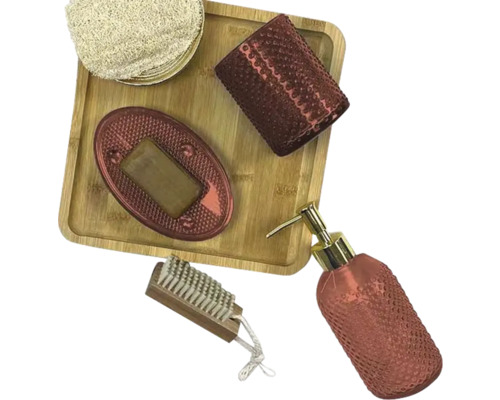 Set de baie cu dozator de săpun, săpunieră, pahar, perie și lufă pe tavă de lemn