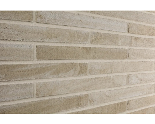 Placă / Cărămidă flexibilă Elabrick Pisa bej 37x4 cm Prim-plan cu un perete cu cărămizi decorative deschise la culoare.