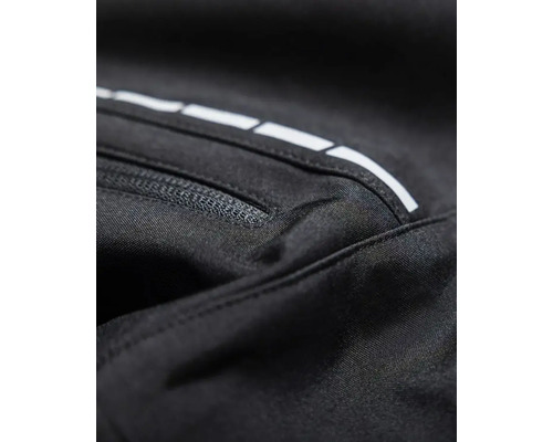 Prim-plan cu pantaloni negri cu buzunar cu fermoar și bandă reflectorizantă