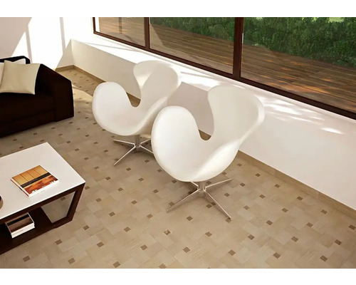 Cameră de zi cu două fotolii albe tip scoică, măsuță de cafea și parchet.