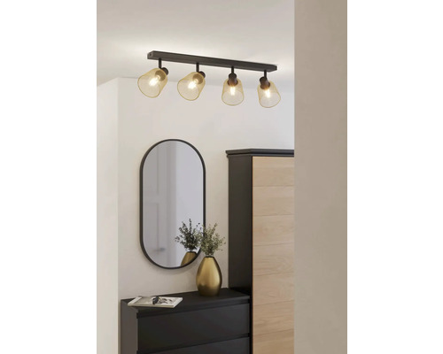 Lumină de tavan cu patru spoturi, abajururi și suport negru