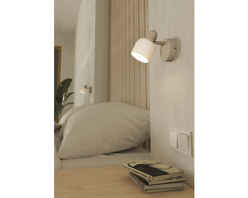 Dormitor cu lampă de perete, pat și noptieră
