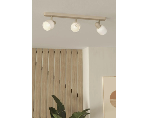 Șină de tavan cu trei spoturi în camera de zi