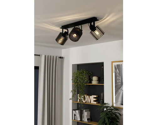 Lumină de plafon cu trei spoturi într-o cameră de zi modernă.