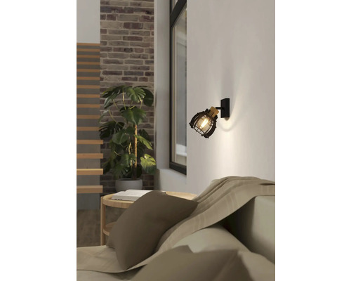 Lumină de perete din metal și lemn în sufragerie