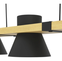Lampa suspendată cu bară de lemn și abajururi metalice