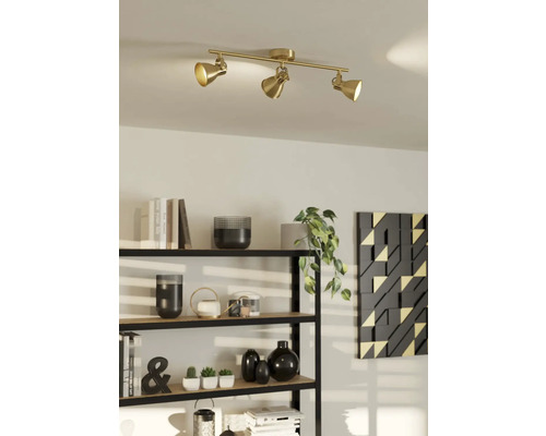 Lumină de plafon cu trei spoturi deasupra unui raft