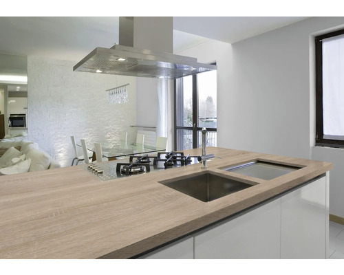 Bucătărie modernă cu blat de lemn, chiuvetă și plită