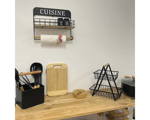 Scenă de bucătărie cu raft de perete, ustensile de bucătărie, tocător și etajeră pe un raft de lemn.