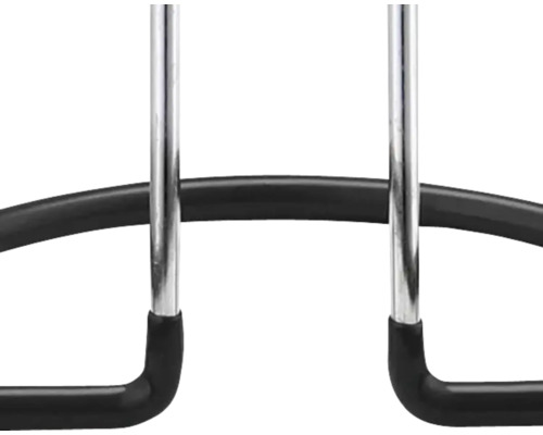 Prim-plan cu un suport pentru biciclete cu bare metalice și suporturi pentru anvelope