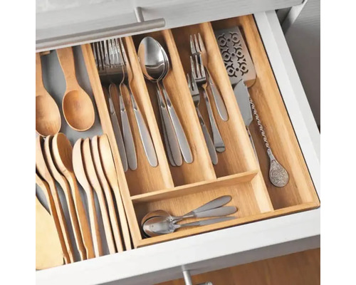 Sertar pentru tacâmuri din lemn cu diverse tacâmuri