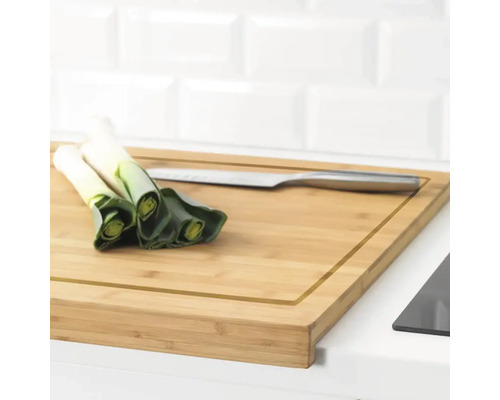 Tocător din bambus cu praz și cuțit