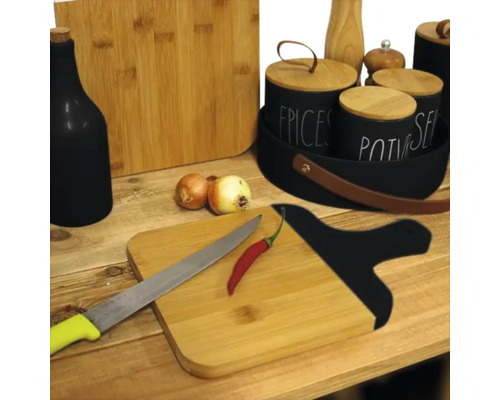 Utensile de bucătărie pe o masă de lemn, inclusiv tocătoare, condimente și o sticlă