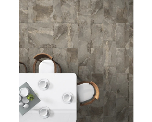 Interior cu gresie cu aspect de piatră și set de masă