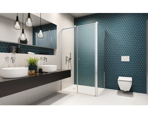 Baie modernă cu duș, chiuvetă și toaletă