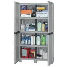 Dulap multifuncțional din plastic gri, cu uși deschise și rafturi cu diverse obiecte.