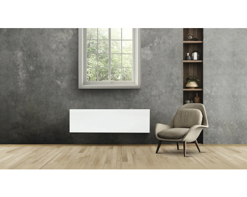 Cameră luminoasă cu radiator, fotoliu, fereastră și raft