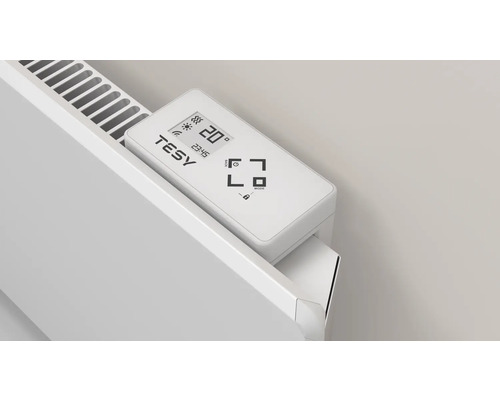 Prim-plan cu un radiator TESY cu afișaj digital pentru controlul temperaturii.