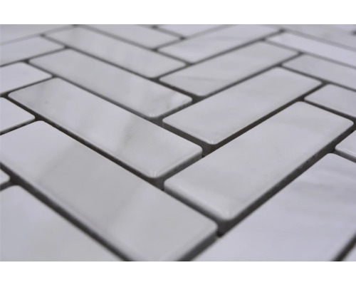 Prim-plan cu plăci dreptunghiulare în model herringbone.