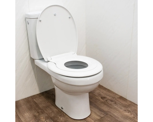 Toaletă albă, de sine stătătoare, cu capacul deschis