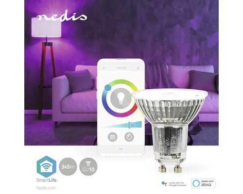 Logo Nedis. Bec LED GU10 controlabilă prin smartphone și asistent vocal în camera de zi.