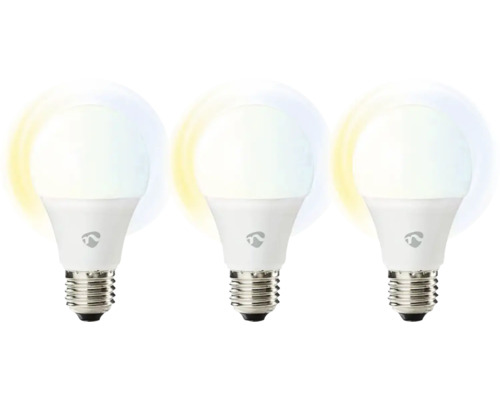 Set 3 becuri LED variabile Nedis E27 9W 806 lumeni, glob mat A60, conexiune WiFi Trei becuri inteligente pe un fundal neutru
