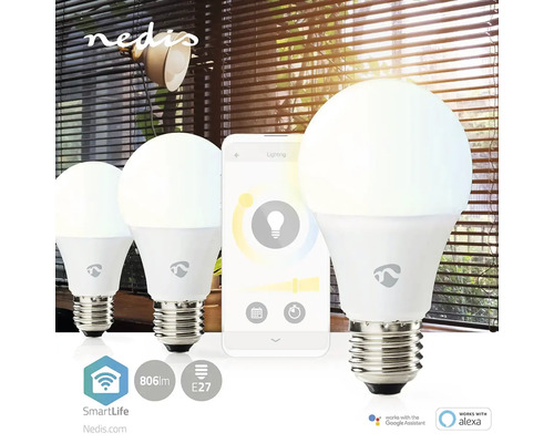 Trei becuri LED E27 cu 806 lumeni și sigla SmartLife lângă un smartphone cu interfață de operare.