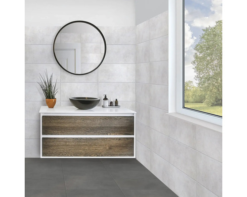 Baie modernă cu lavoar, chiuvetă aplicată, oglindă și fereastră pentru o atmosferă luminoasă