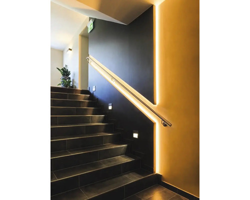 Casa scărilor cu scară, balustradă și iluminat de perete