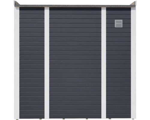 Vedere exterioară a unei magazii de grădină cu panouri de lemn vopsite în gri și o grilă de ventilație