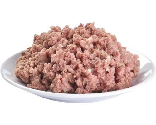 Grămadă de hrană umedă pentru animale de companie pe o farfurie