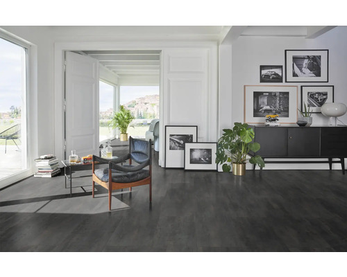 Cameră de zi modernă cu podea întunecată, fotolii și elemente decorative