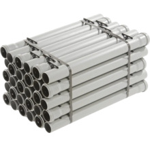 Stivă de țevi de canalizare gri din plastic, legate cu bandă de fixare