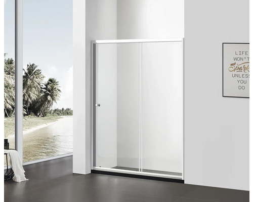 Baie cu cabină de duș și vedere la mare prin fereastră