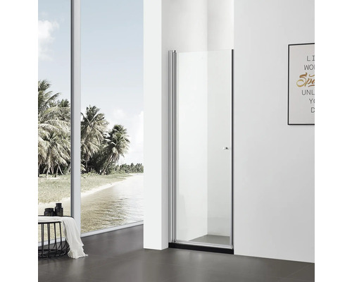 Baie elegantă cu paravan de duș din sticlă și vedere la plajă printr-o fereastră.