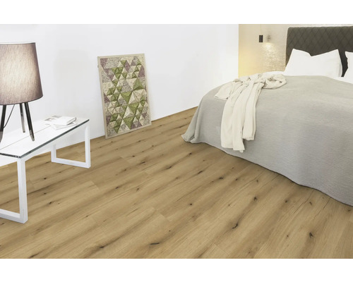 Cameră de zi luminoasă cu podea din lemn, pat, masă și decorațiuni