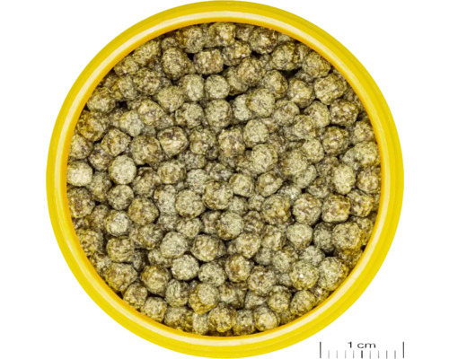 Pelete de mâncare pentru iepuri într-un bol galben