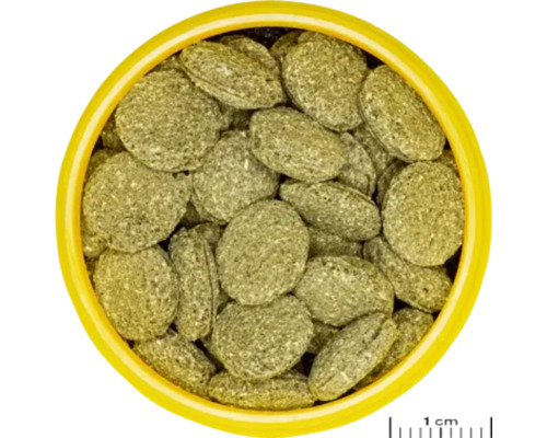 Pelete de furaj într-un recipient galben, prim-plan