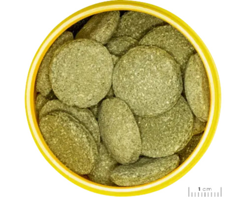 Tablete pentru pești într-un recipient galben