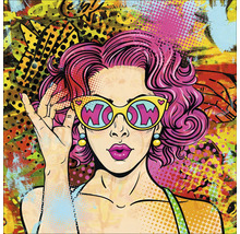 Pictură murală decorativă în stil pop art care prezintă o femeie cu ochelari de soare cu cuvântul Wow
