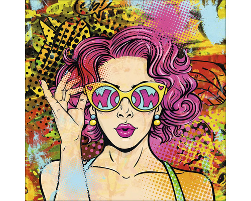 Pictură murală decorativă în stil pop art care prezintă o femeie cu ochelari de soare cu cuvântul Wow