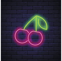 Lumină neon cu motiv de cireșe în fața unui perete de cărămidă