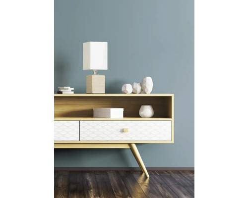 Bufet cu lampă de masă și decorațiuni