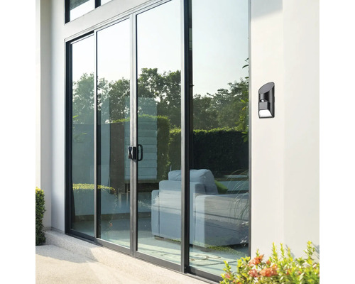 Exterior cu uşă glisantă şi aplică de perete