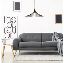 Living cu canapea gri, lampă suspendată și elemente decorative, cum ar fi rame foto și măsuță laterală.