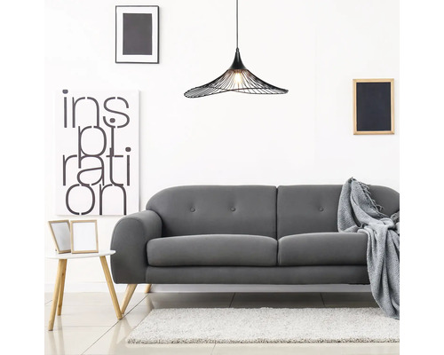 Living cu canapea gri, lampă suspendată și elemente decorative, cum ar fi rame foto și măsuță laterală.
